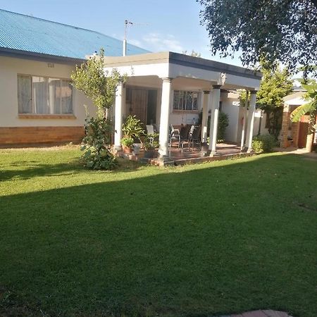 Lala Poa Guest House Klerksdorp Kültér fotó