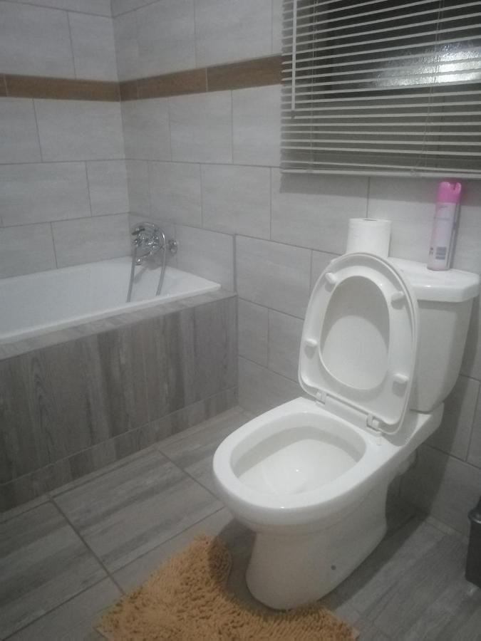 Lala Poa Guest House Klerksdorp Kültér fotó