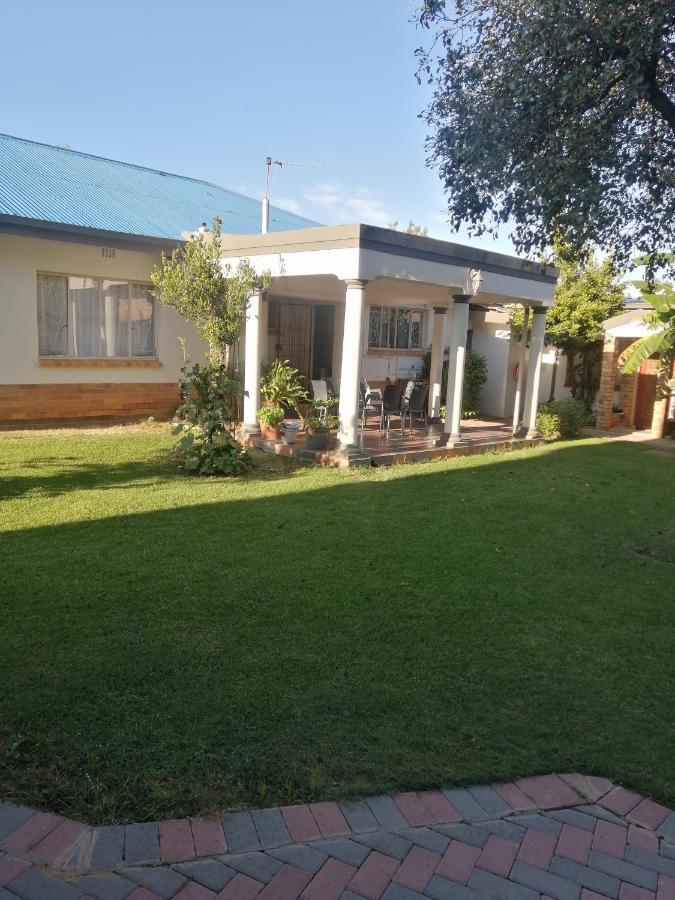 Lala Poa Guest House Klerksdorp Kültér fotó