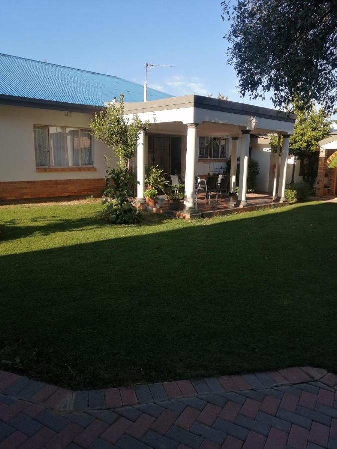 Lala Poa Guest House Klerksdorp Kültér fotó