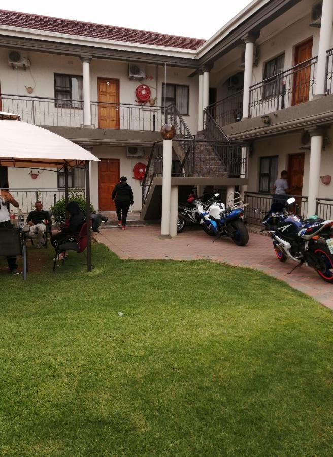 Lala Poa Guest House Klerksdorp Kültér fotó