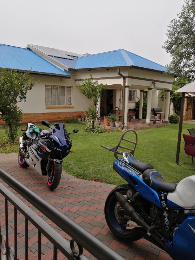 Lala Poa Guest House Klerksdorp Kültér fotó